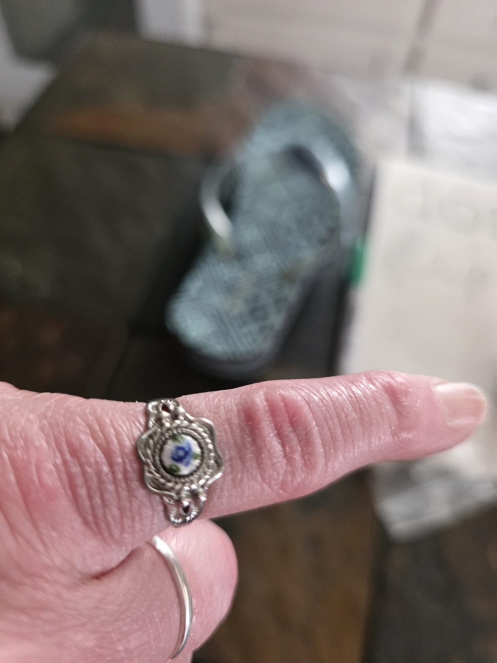 Vintage-Style Silver Floral Accent Ring in Blue and White